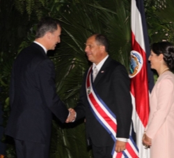 Don Felipe se despide del Presidente de Costa Rica y la Primera Dama, tras el almuerzo ofrecido a las delegaciones asistentes